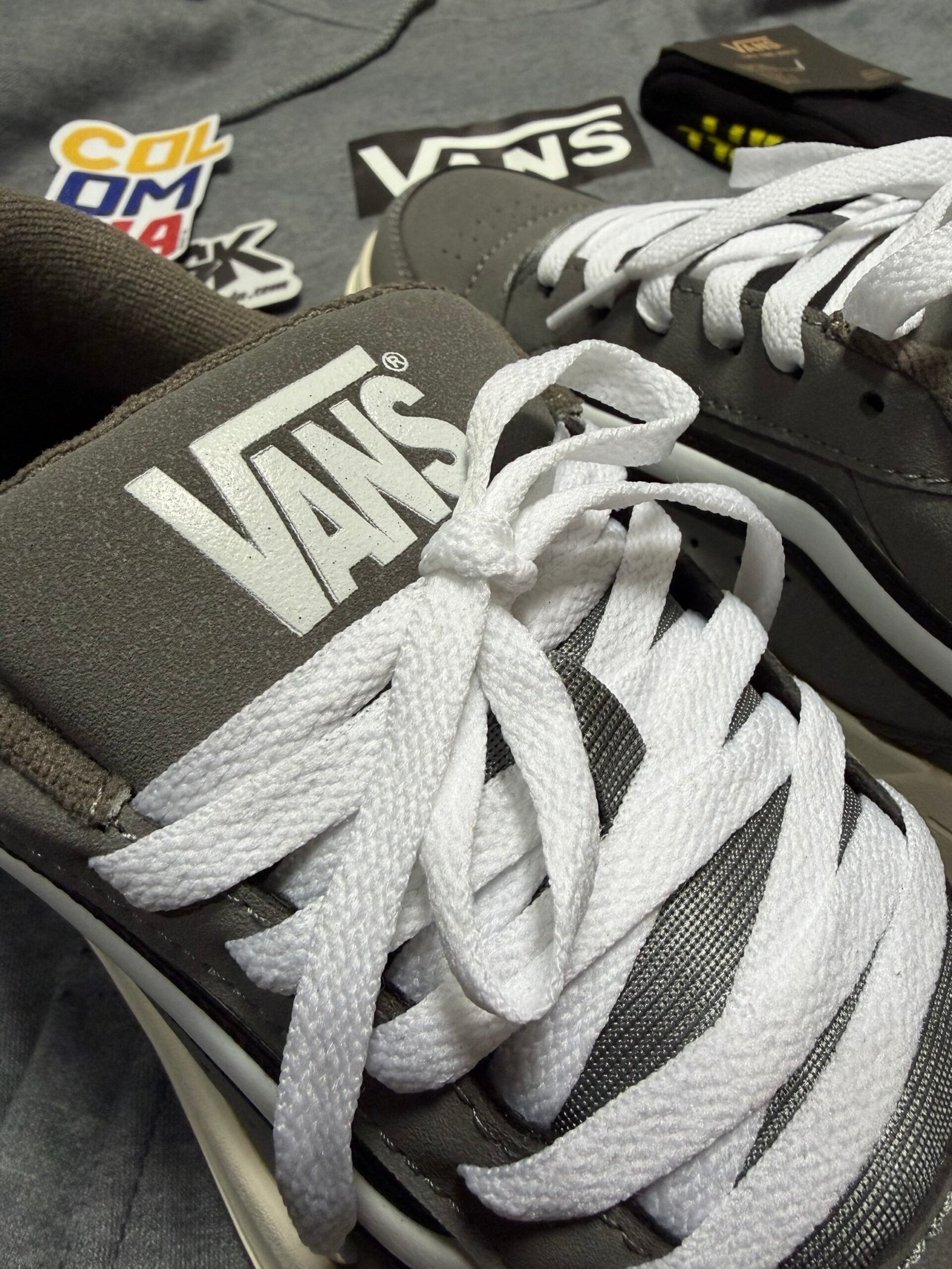 Tenis Chunky Vans Hylane Gris Blanco Negro